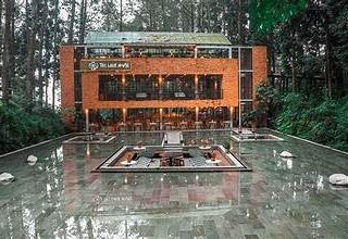The Lake House Bogor: Sensasi Bersantap di Tengah Kolam dengan Latar Hutan Rindang