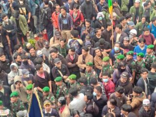 Situasi Memanas, TNI Merapat ke Mapolda Metro Jaya, Mahasiswa Diminta Bubarkan Diri