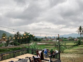 Kabar Baik Sukabumi: Tempat Nongkrong Kekinian dengan Pemandangan Sawah dan Rel Kereta — Ulasan Lengkap