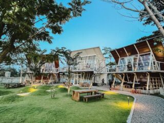 Love Bugs Cafe Surabaya: Nongkrong Estetik dengan View Danau Romantis